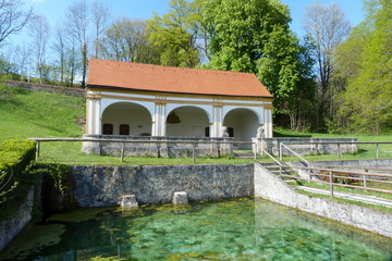 Fototapeta na wymiar Brunnenhaus Kloster Wessobrunn in Oberbayern