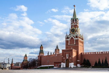 Obraz premium Covid-19, kwarantanna w Moskwie, koronawirus w Rosji. Pusty Plac Czerwony i Wieża Spasskaya bez ludzi