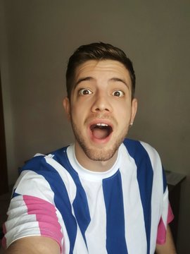Un bel ragazzo si scatta un selfie pazzo