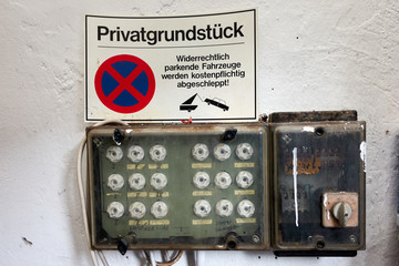 Großer alter Sicherungskasten mit großen alten Schraubsicherungen, Schild mit absolutem...