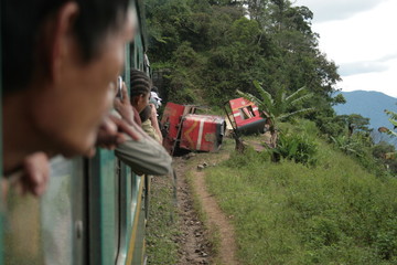 train voyage Asie Madagascar vert nature couleur jungle transport paysages collines montagnes 