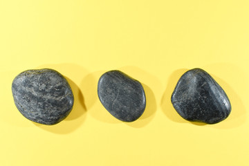 Duże, kolorowe kamienie na kolorowych tłach. © Krzysztof Głowacki