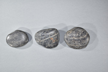 Duże, kolorowe kamienie na kolorowych tłach. © Krzysztof Głowacki