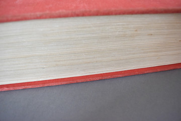Stara, gruba, duża biało czerwona książka. - obrazy, fototapety, plakaty