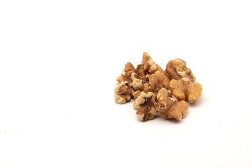 Walnusskerne auf weißem Hintergrund