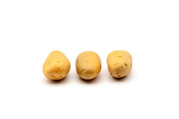 Kartoffeln auf weißem Hintergrund