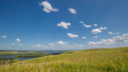 Obraz premium beautiful hills on the high bank of the river Vyatka on a sunny day in summer
