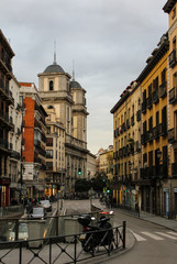 Calle La Latina de Madrid con colores vivos