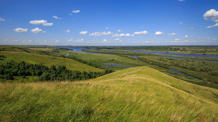 Obraz premium beautiful hills on the high bank of the river Vyatka on a sunny day in summer