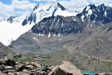 Fototapeta na wymiar mountain lake in the shape of a heart the blue water of the snow peaks