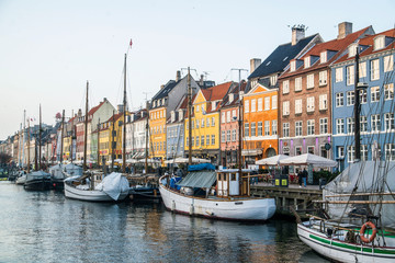 Fototapeta na wymiar colorful buildings along the canal of Copenhagen 