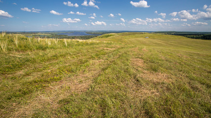 Obraz premium sloping meadow on a hillside on a sunny day