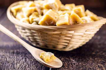 straw basket with sugar cane-based sweets of Azorean or Canarian origin, called Rapadura, pan, cardboard, piloncillo, chancaca, empanisation and tapa-doce. Consumed throughout Latin America.