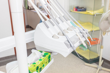 Gabinet stomatologiczny, narzędzia dentystyczne i medyczne. - obrazy, fototapety, plakaty