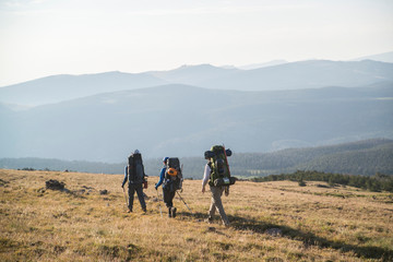 Obraz premium overnight hikers in the mountains of montana