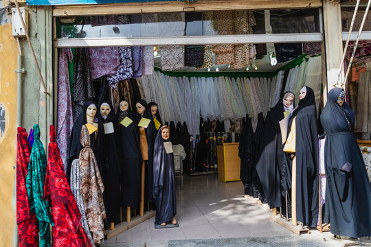 Group of mannequins wearing chadors