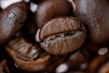 close up de granos de café con iluminación de estudio