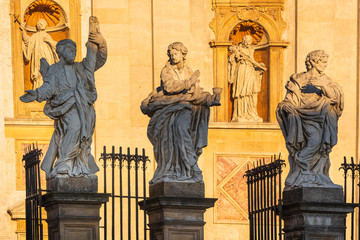 Figury apostołów przed Kościołem Piotra i Pawła w Krakowie - obrazy, fototapety, plakaty