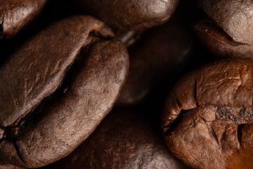 close up de granos de café con iluminación de estudio