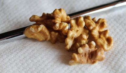 Noci fresche sgusciate sul tovagliolo di carta