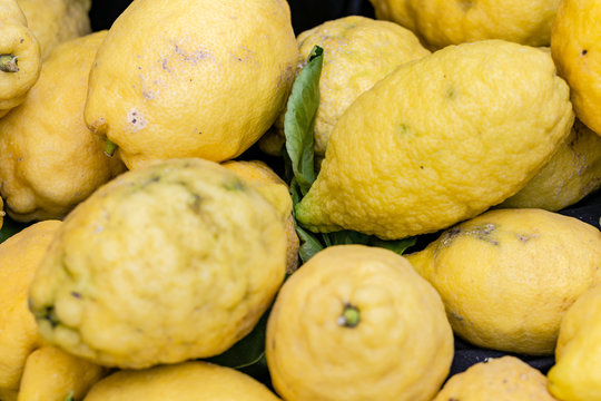 Sizilianische Zitronen auf einem Wochenmarkt