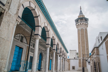 Obraz premium arab market square in downtown tunisia