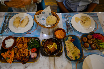 Gedeckter Tisch mit orientalischen Speisen