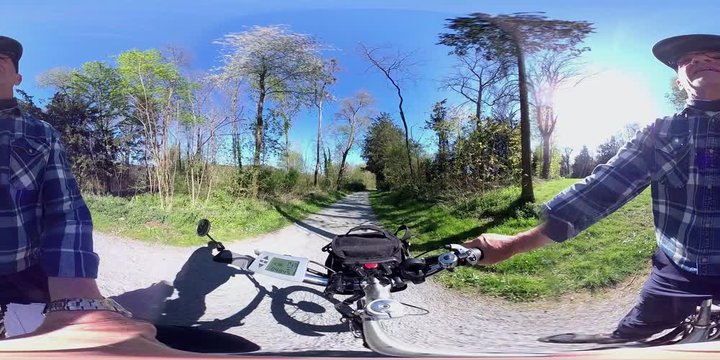 360VR, Fahrrad fahren durch einen Park im Frühling, VR360