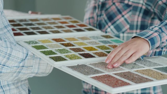 The customer chooses the color of his order by the catalog, which is held by the manager