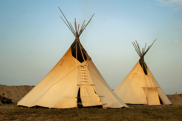 tipi lakota con el sol brillando en un atardecer