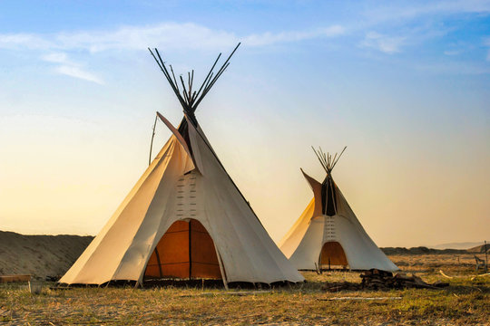 tipi lakota con el sol brillando en un atardecer