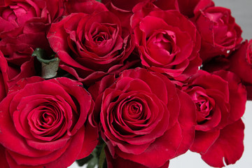 Obraz na płótnie Canvas Red roses bouquet as a gift, greeting card template 