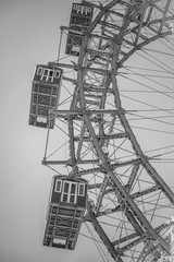 Foto en blanco y negro  de la famosa noria del parque de atracciones Prater  en Viena.