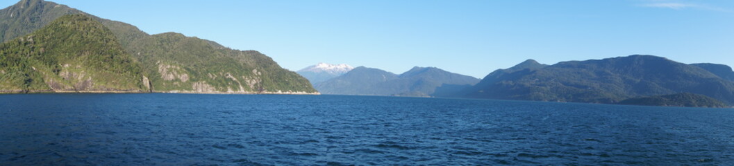 Fototapeta na wymiar Montañas y mar, cruzando canal