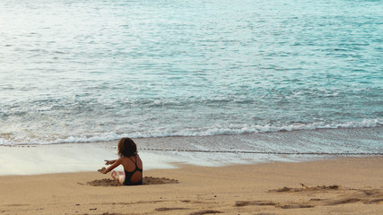 Petite fille qui joue dans le sable