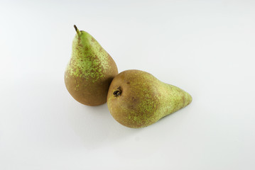 Owoce: jabłka i gruszki na jasnym neutralnym tle. Zdrowa żywność.