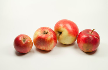 Fototapeta na wymiar Jabłka na białym tle.