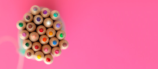 Mock-up Lápices de colores vista cenital sobre fondo rosa