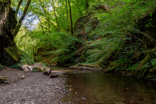 Ein Bach in einer bewaldeten SChlucht im Hunsr&uuml;ck