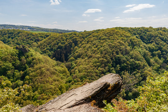 Blick &uuml;ber bewaldete H&auml;nge des Hunsr&uuml;ck