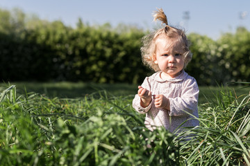 petite fille dans les herbes