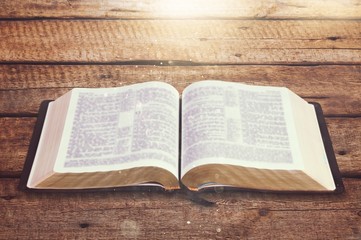 Obraz premium Open vintage christian bible on background