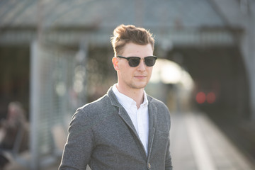 Fototapeta premium Casual Look in Zeiten der Corona Krise; Covid-19; business