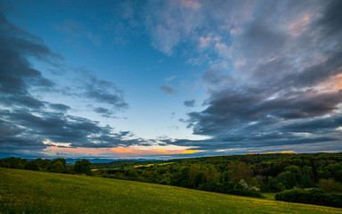 Hahnenfußwiese - Abendstimmung - Blick auf Waldgebiet