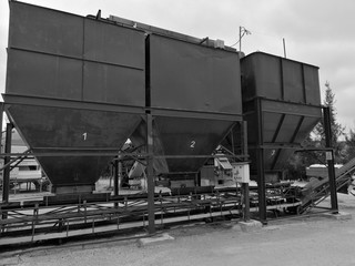 Fototapeta premium Tolvas de recepción para el almacén de aceitunas