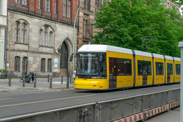 eine sbahn in berlin vor der j&uuml;dischen Synagoge 