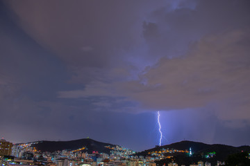 Imagens da chegada de uma tempestade com raios e chuva, na cidade durante a noite em Niterói, Rio...