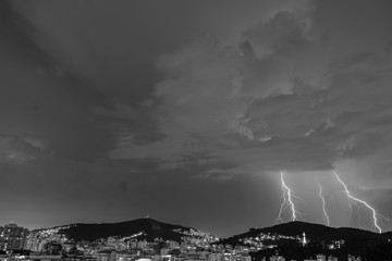 Imagens da chegada de uma tempestade com raios e chuva, na cidade durante a noite em Niterói, Rio...