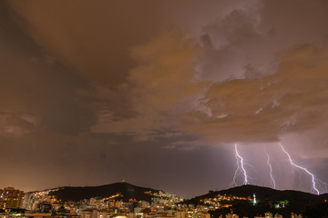 Imagens da chegada de uma tempestade com raios e chuva, na cidade durante a noite em Niterói, Rio...