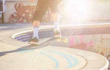 Jugendlicher Skater im Skate Park auf der Halfpipe:  Sprung von der Kante des Pools © Frank Lambert